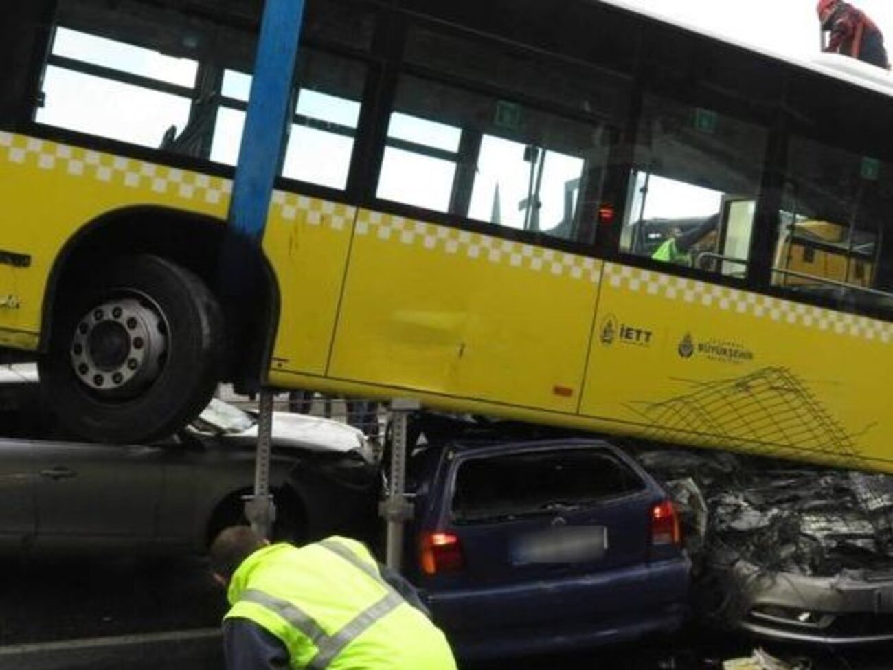 Последствия удара зонтиком по водителю едущего автобуса