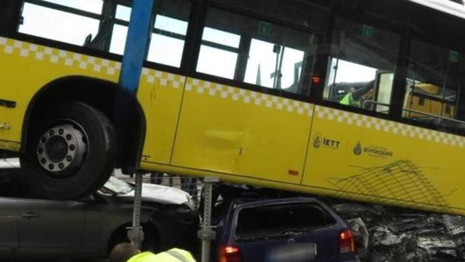 Последствия удара зонтиком по водителю едущего автобуса