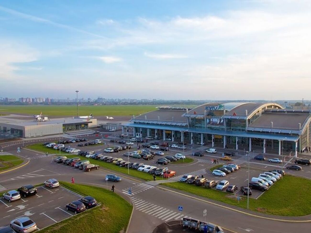 В Жулянах регулярно приземляются частные самолеты с депутатами на борту, выяснили журналисты "Схем"