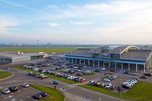 В Жулянах регулярно приземляются частные самолеты с депутатами на борту, выяснили журналисты "Схем"