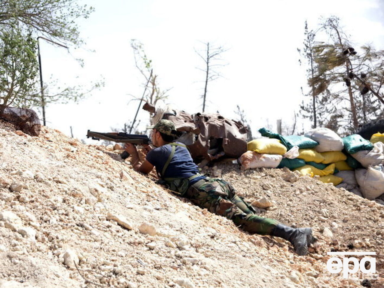 Солдат сирийской армии на огневой позиции в Алеппо