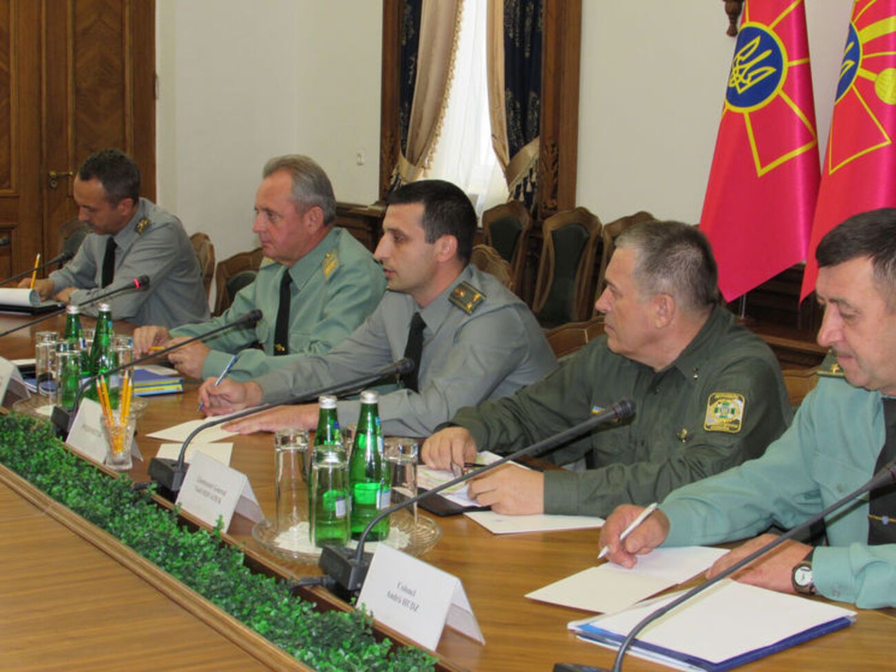 Муженко (второй слева) рассказал представителям спецмиссии ОБСЕ о текущей обстановке в зоне боевых действий