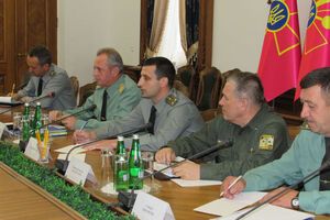 Муженко (второй слева) рассказал представителям спецмиссии ОБСЕ о текущей обстановке в зоне боевых действий