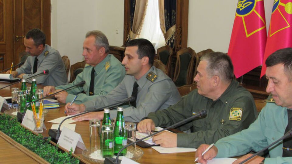 Муженко (второй слева) рассказал представителям спецмиссии ОБСЕ о текущей обстановке в зоне боевых действий