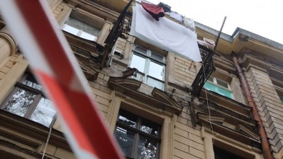 В жилом доме Одессы упал балкон