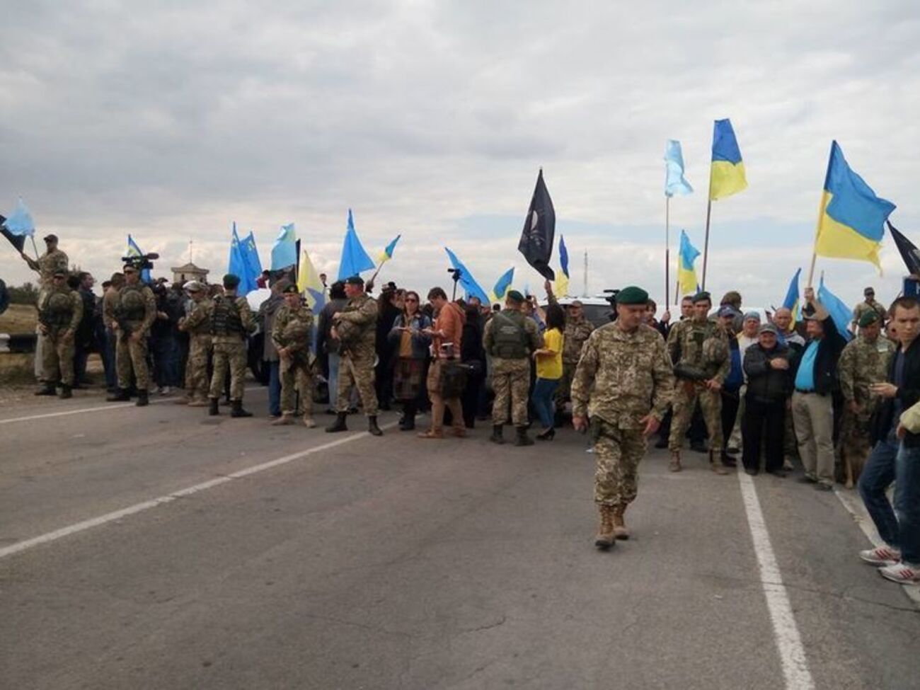 Активисты подошли к админгранице