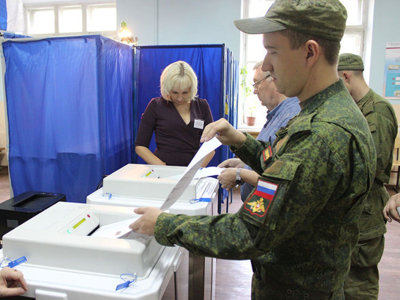 Российские военные голосуют на выборах в Госдуму