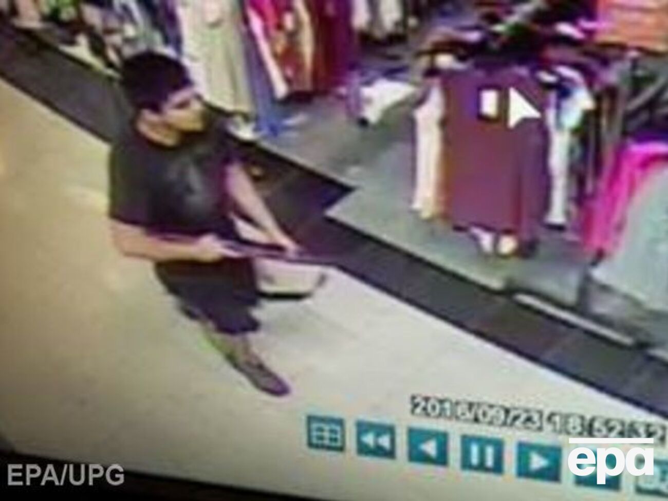 Камеры наблюдения торгового центра зафиксировали юношу с ружьем