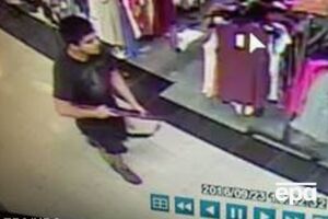 Камеры наблюдения торгового центра зафиксировали юношу с ружьем