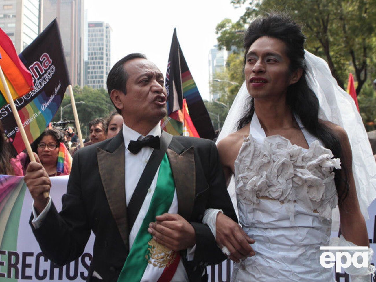 Представители секс-меньшинств проводили свой митинг, их было около 200 человек