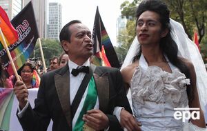 Представители секс-меньшинств проводили свой митинг, их было около 200 человек