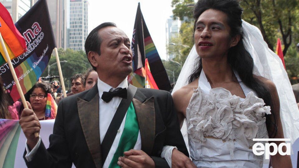 Представители секс-меньшинств проводили свой митинг, их было около 200 человек