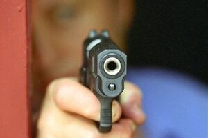 В Днепре водитель авто оказал сопротивление работникам полиции, а затем несколько раз выстрелил в них и скрылся