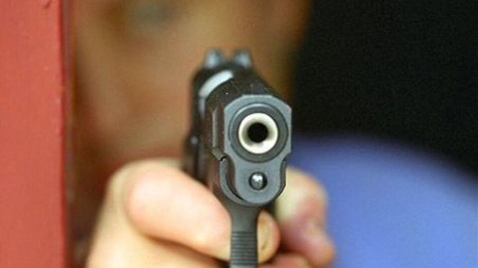 В Днепре водитель авто оказал сопротивление работникам полиции, а затем несколько раз выстрелил в них и скрылся