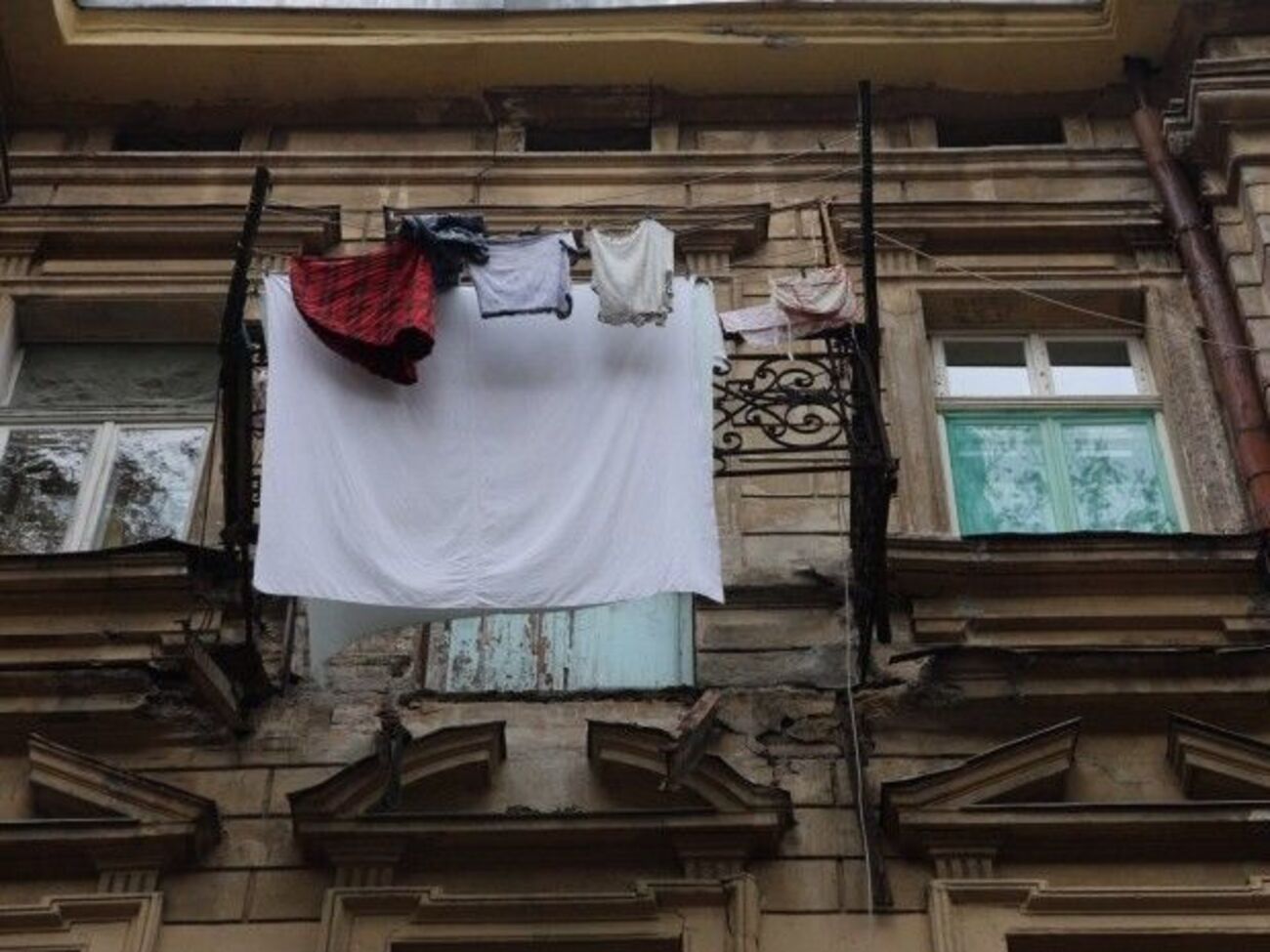 Женщина, пострадавшая при обрушении балкона, от полученных травм умерла в больнице Одессы