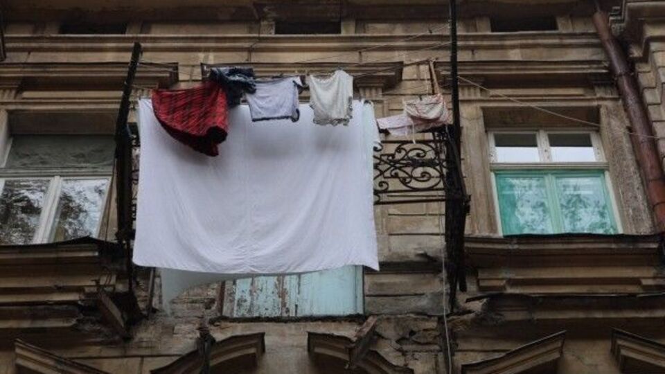 Женщина, пострадавшая при обрушении балкона, от полученных травм умерла в больнице Одессы