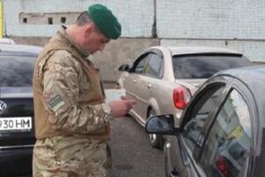 Пограничники задержали микроавтобус с нелегалами