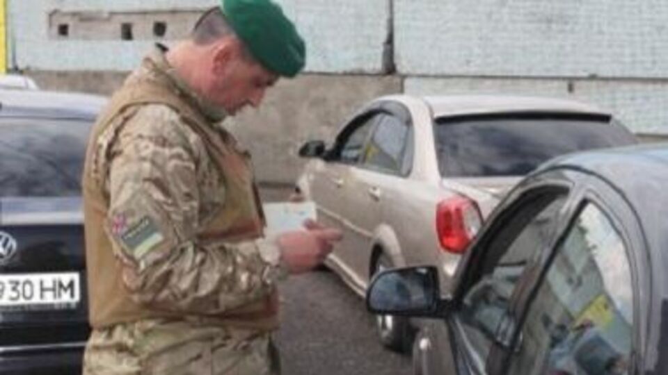 Пограничники задержали микроавтобус с нелегалами