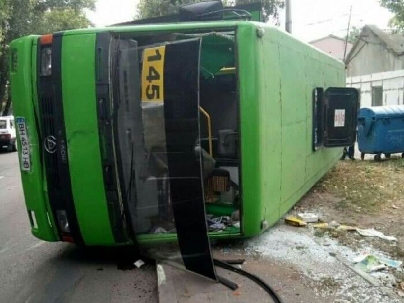 Водитель перевернувшейся маршрутки не знает, что послужило причиной аварии