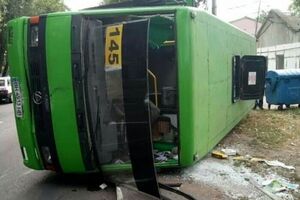 Водитель перевернувшейся маршрутки не знает, что послужило причиной аварии