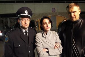 Владимир Богонис, Хатия Деканоидзе и Вадим Троян (слева направо) возле больницы Мечникова в Днепре