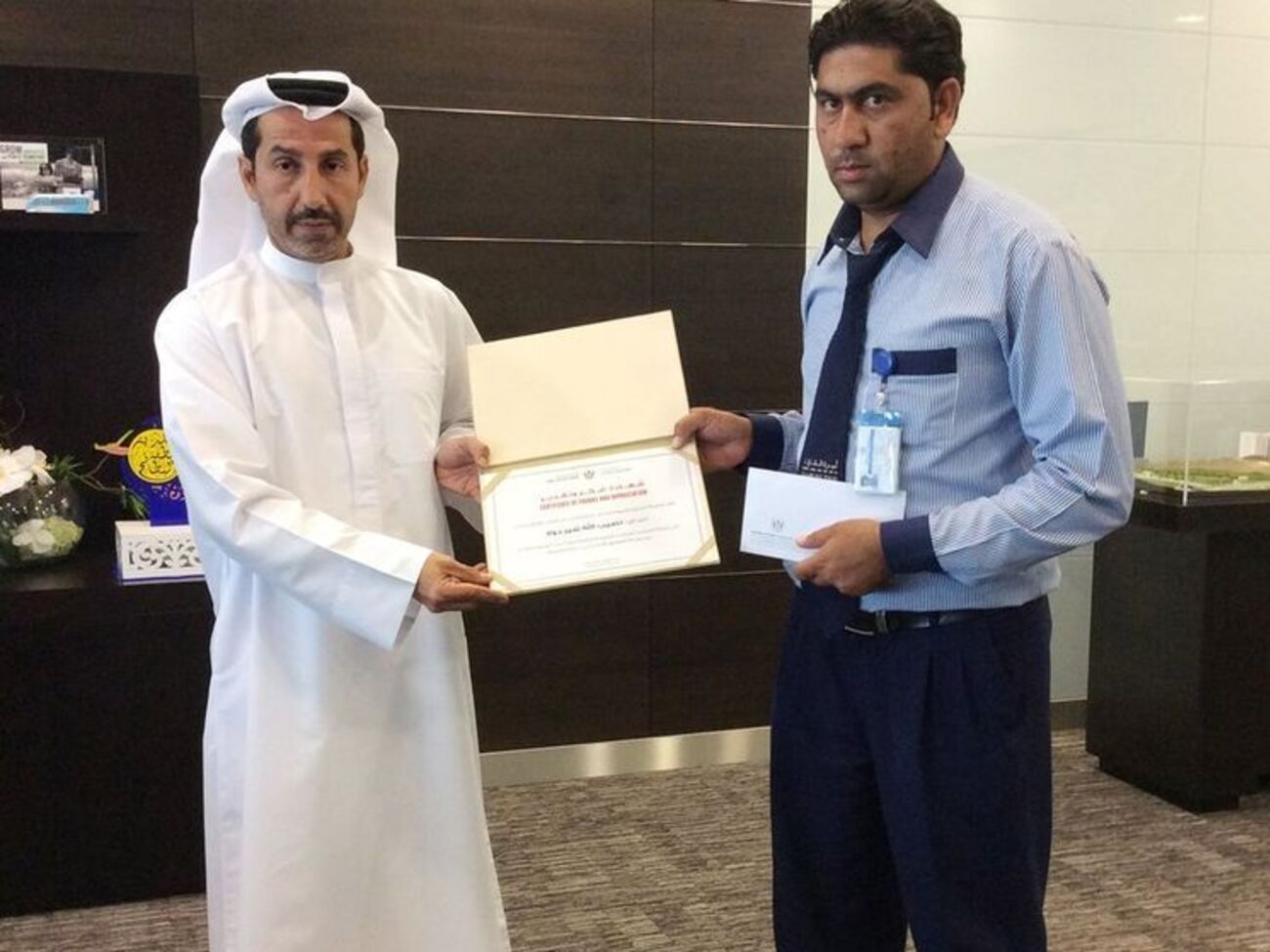 Таксист Шир (справа) получил награду за честность