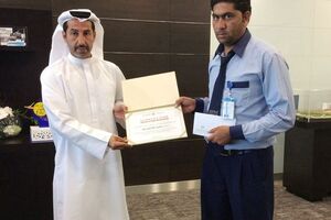 Таксист Шир (справа) получил награду за честность