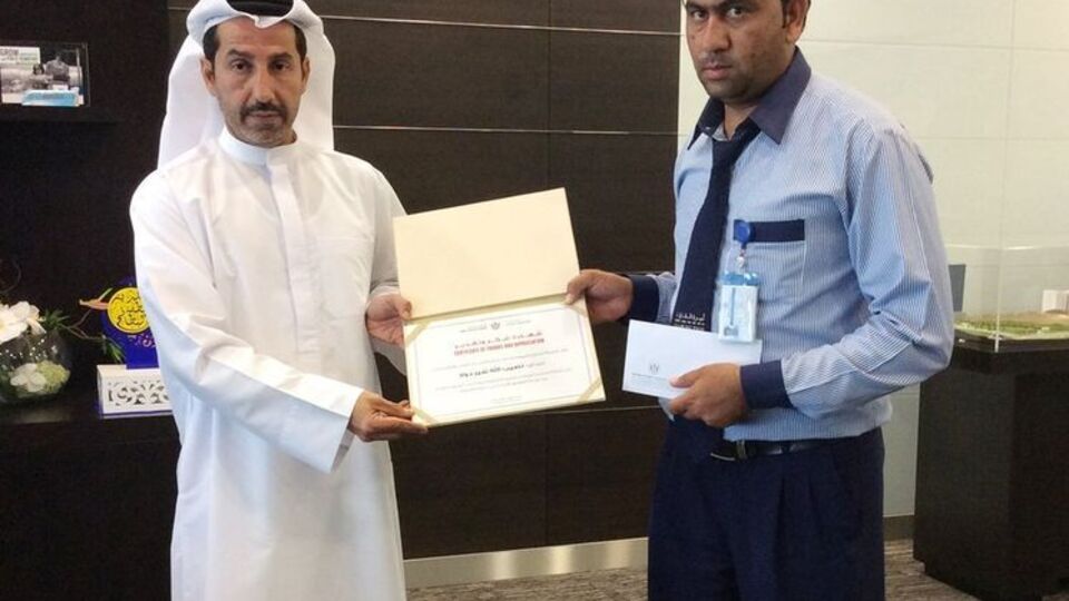 Таксист Шир (справа) получил награду за честность