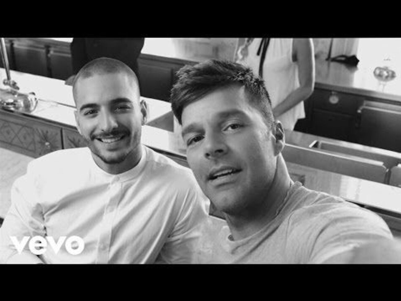 Maluma и&nbsp;Рики Мартин "оторвались" на пляже в новом клипе