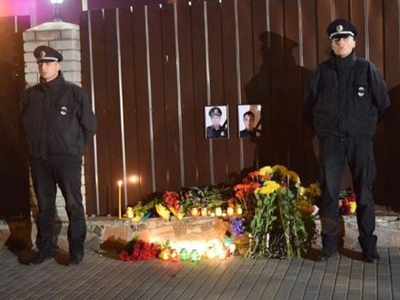 К управлению патрульной службы Днепра несут цветы