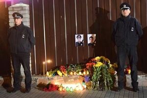 К управлению патрульной службы Днепра несут цветы