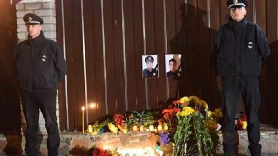 К управлению патрульной службы Днепра несут цветы