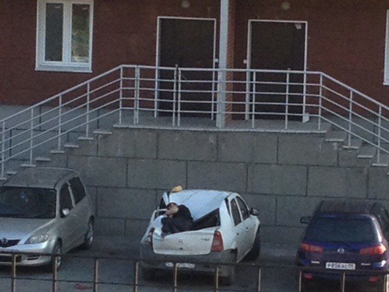 Юноша приземлился на крышу такси