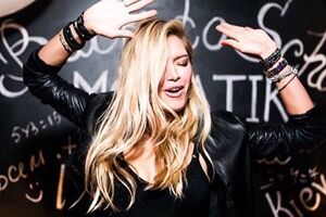 Брежнева предстала в рок-н-ролльном образе