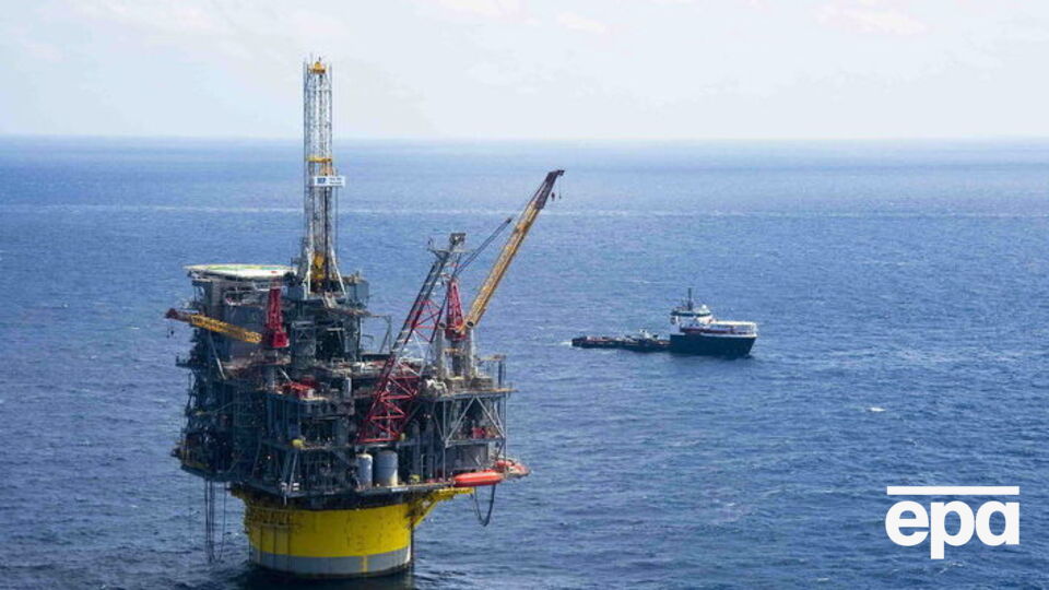 Нефть дорожает в преддверии переговоров о заморозке добычи нефти