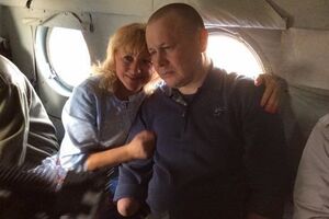 По словам Жемчугова, он не хотел попадать в плен, поэтому сам дополз до дороги Краснодон – Луганск, чтобы попасть под машину