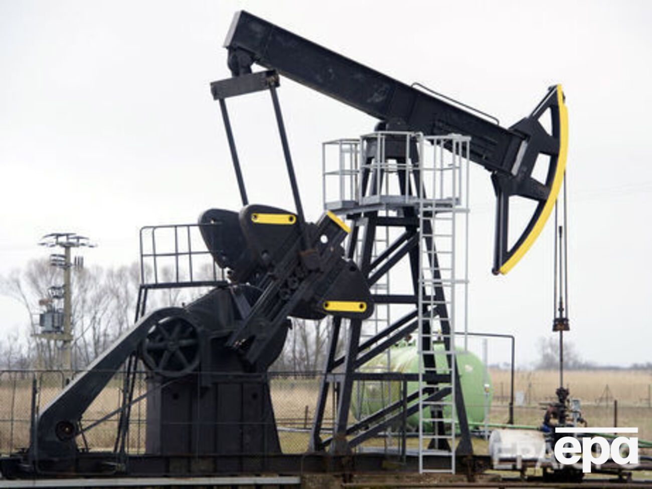 Источник в компании "Роснефть" отметил, что договориться невозможно, так как "никто никому не доверяет, и все наращивают нефтедобычу"