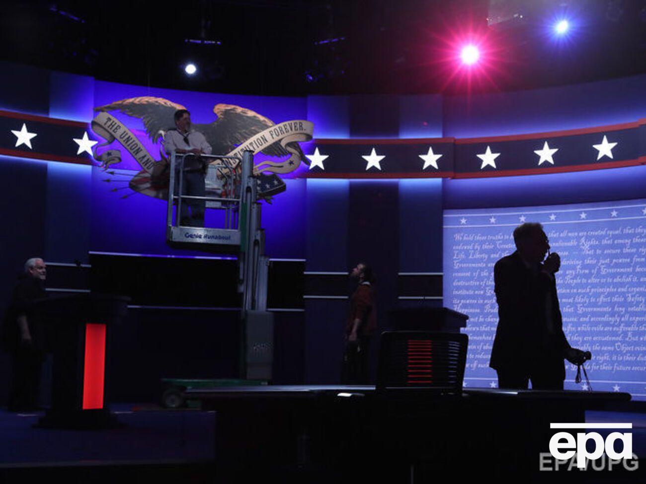 Подготовка зала, в котором состоятся первые президентские дебаты между Клинтон и Трампом, уже идет