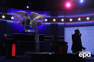 Подготовка зала, в котором состоятся первые президентские дебаты между Клинтон и Трампом, уже идет