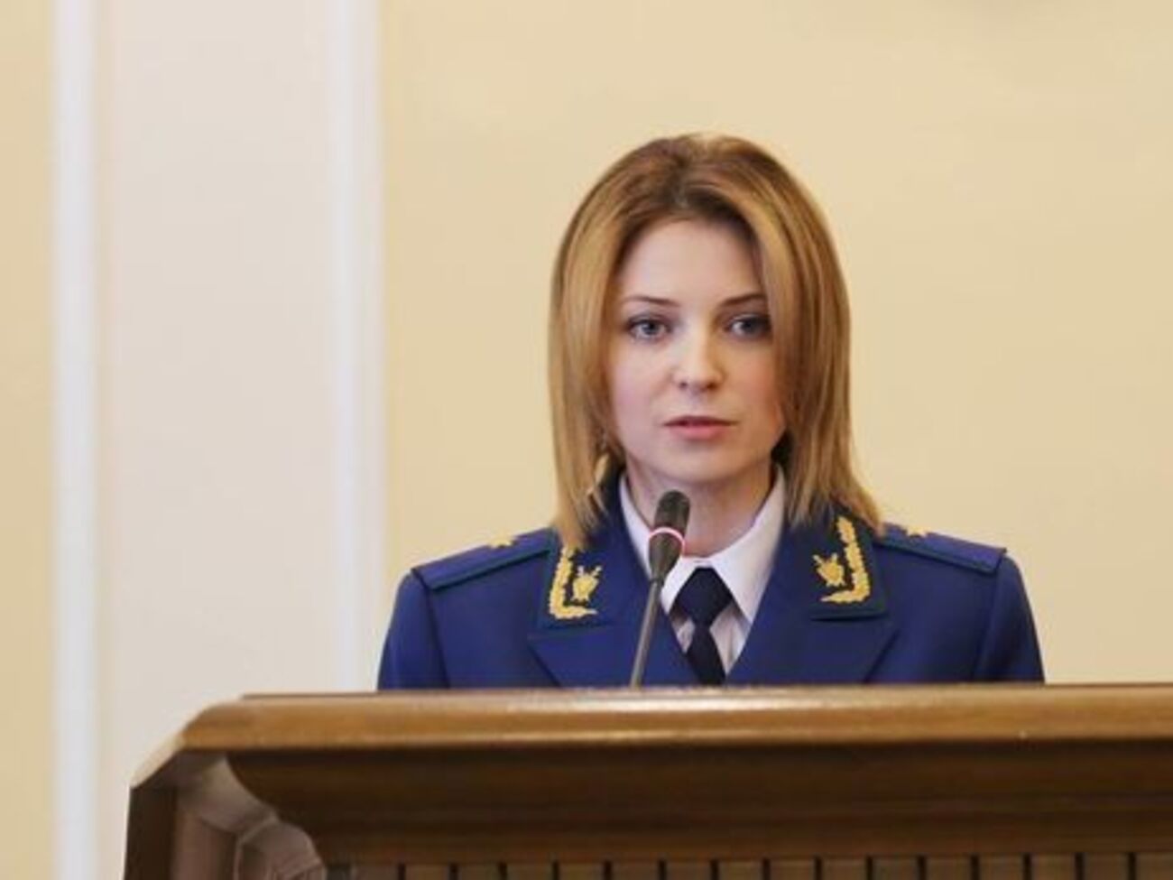 Поклонская заявила, что ее стаж сохраняется как прокурора, но работает и выполняет она обязанности депутата, поскольку это выборная должность