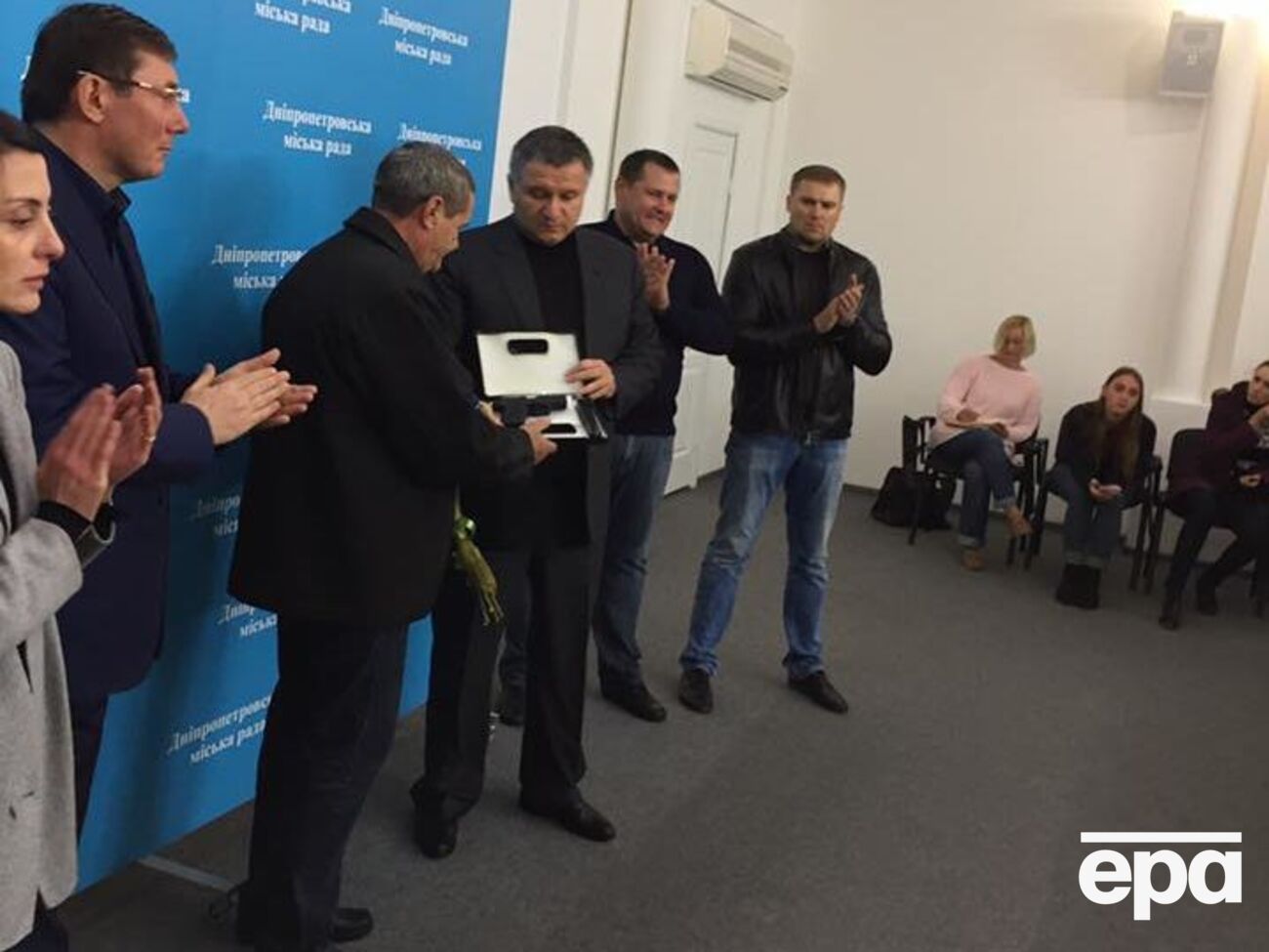 Глава МВД Арсен Аваков уже вручил Валерию Тимонину наградной пистолет