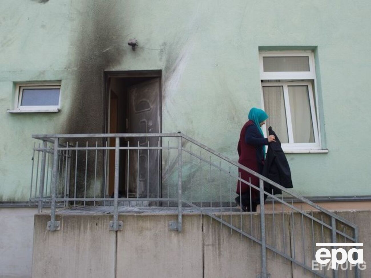 Взрыв оставил следы копоти на стене мечети