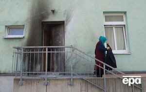 Взрыв оставил следы копоти на стене мечети