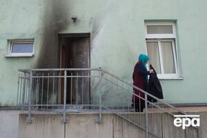 Взрыв оставил следы копоти на стене мечети