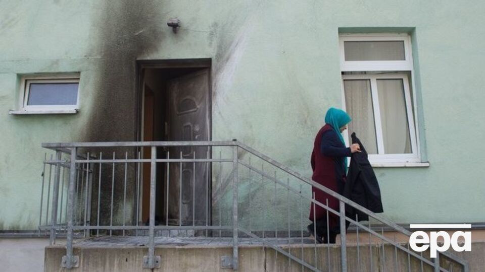 Взрыв оставил следы копоти на стене мечети