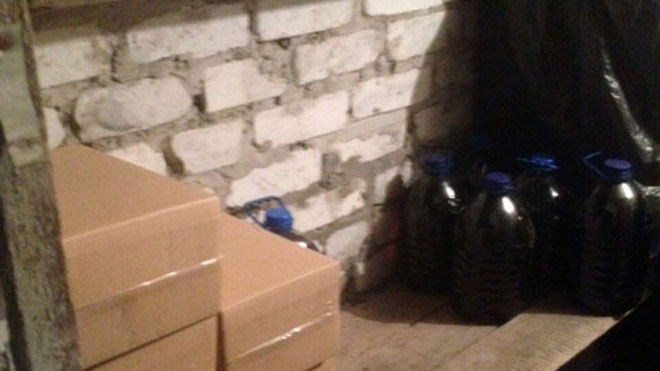 Полиция изъяла у реализатора алкоголя 100 литров контрафактного спиртного