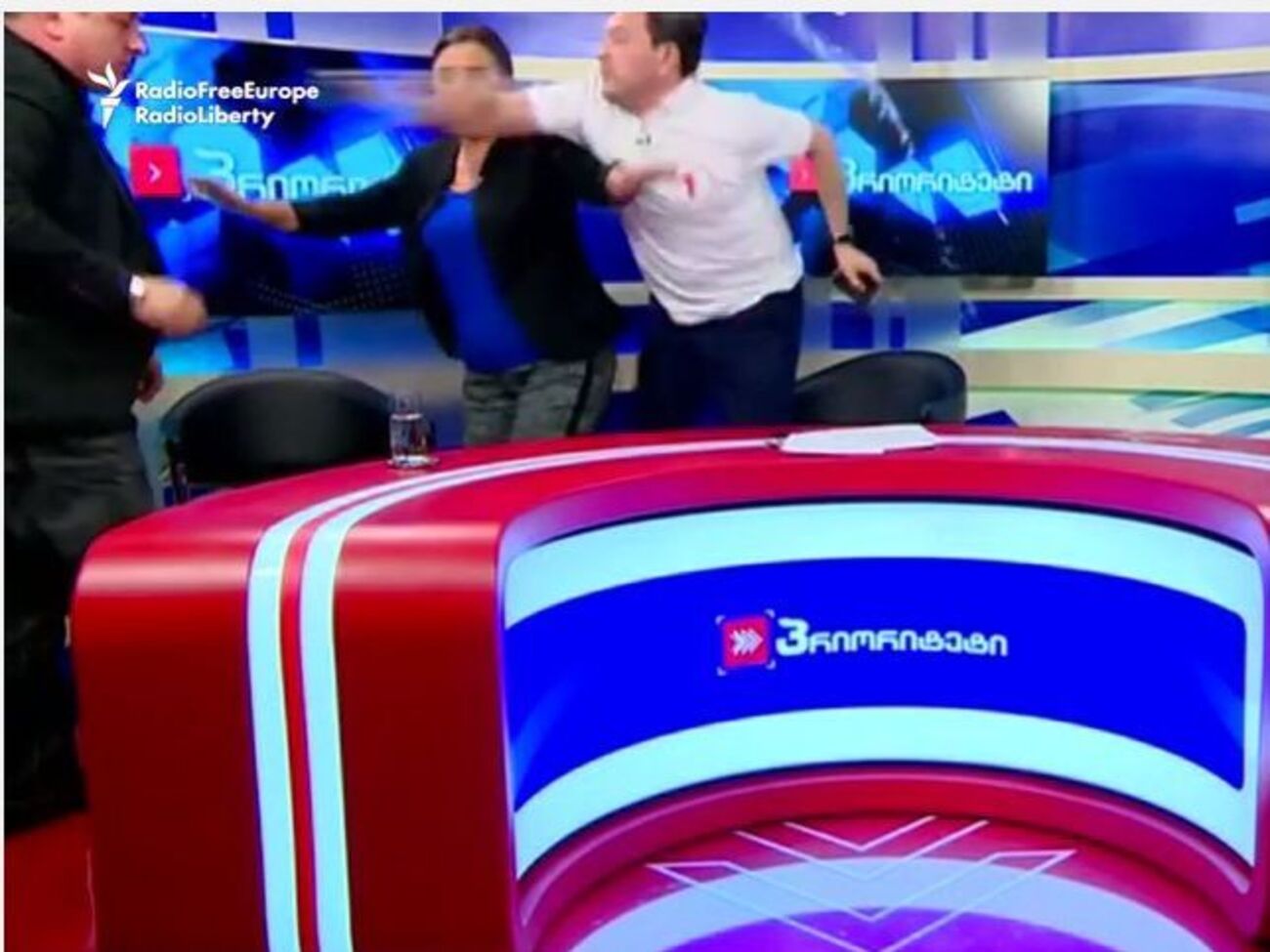 Политики дрались, несмотря на ведущую между ними