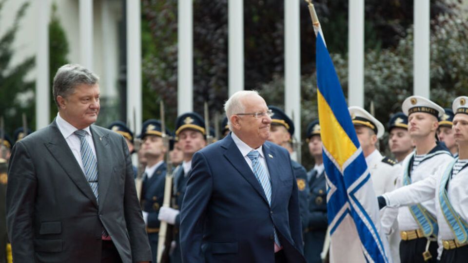 Реувен Ривлин (справа) посетил Украину по приглашению Петра Порошенко