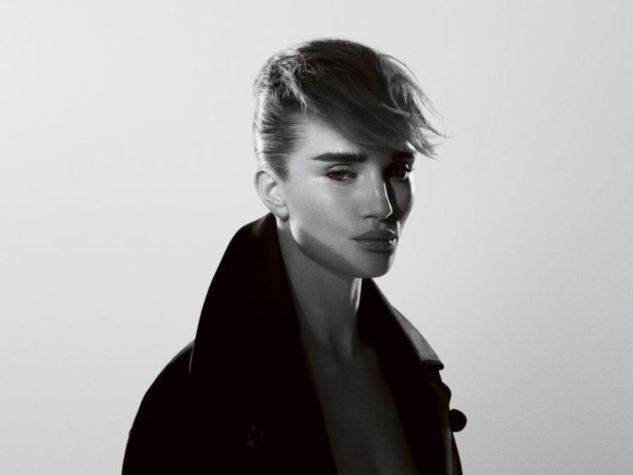 Хантингтон-Уайтли позировала в объемной черной одежде