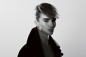 Хантингтон-Уайтли позировала в объемной черной одежде